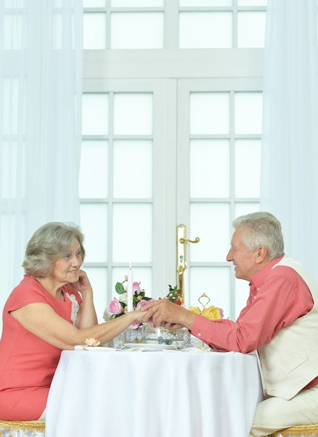 Gelukkig bejaarde echtpaar samen aan het eten