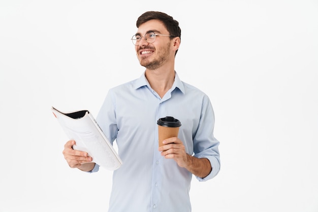 Gelukkig blanke man in bril koffie drinken en tijdschrift lezen geïsoleerd over witte muur