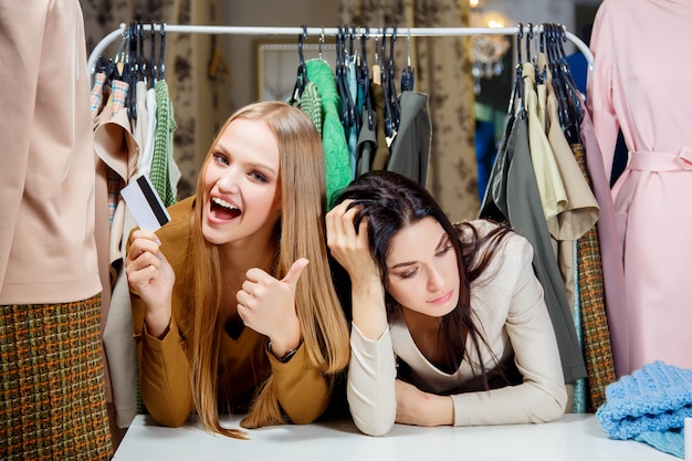 Gelukkig blond meisje dat het winkelen met een creditcard maakt