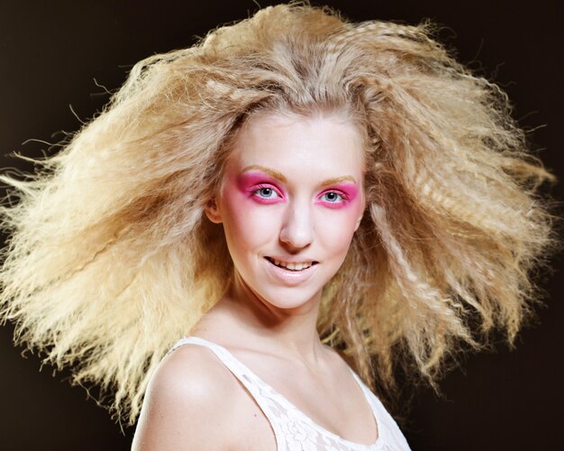 Gelukkig blond met roze make-up