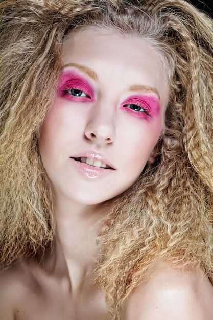 Gelukkig blond met roze make-up