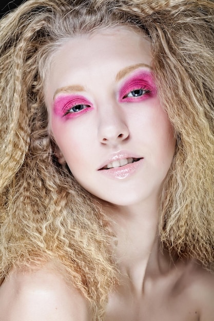 Gelukkig blond met roze make-up