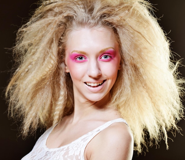 Gelukkig blond met roze make-up