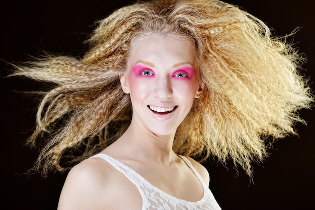 Gelukkig blond met roze make-up