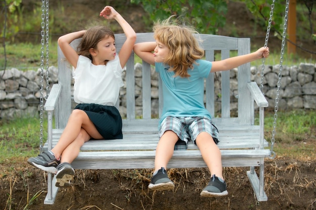 Gelukkig broer en zus spelen in de zomer park buiten kleine jongen en meisje kinderen genieten van zomer ki