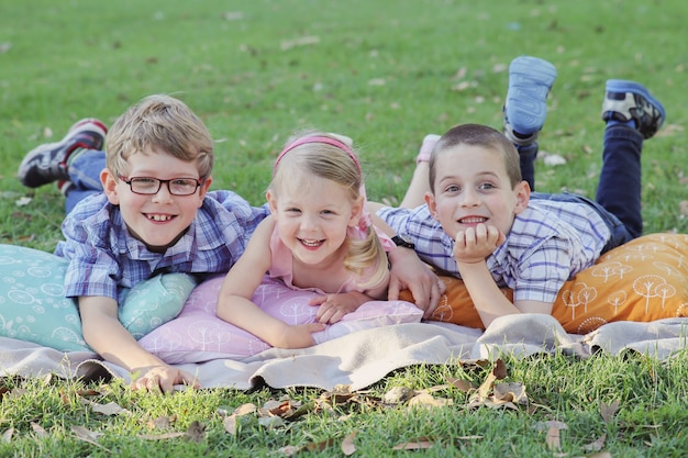 Gelukkig broers en zusterportret bij park, het stemmen