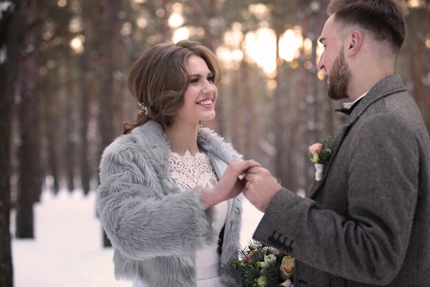 Gelukkig bruidspaar buiten op winterdag