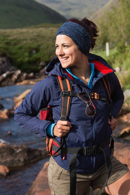 Gelukkig brunette op een wandeling