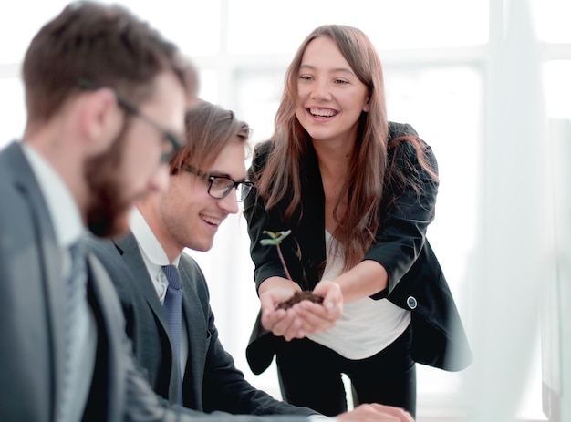 Gelukkig business team kijkt naar een verse spruit