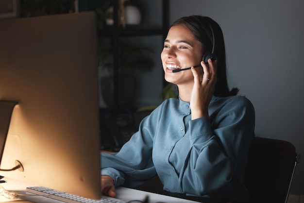 Gelukkig callcenter CRM of klantenservicevrouw voor succesadvies communicatie of netwerkklant Smile telemarketing of verkoopadviseur voor hulpondersteuning neem 's nachts contact met ons op op de computer