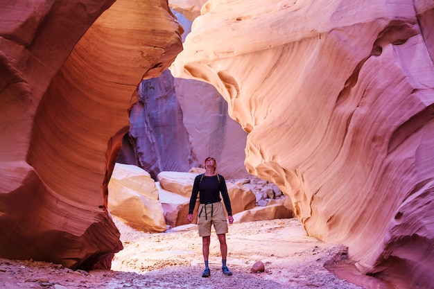 Gelukkig canyon fantastische scène. ongewone kleurrijke zandsteenformaties in de woestijnen van utah zijn een populaire bestemming voor wandelaars.