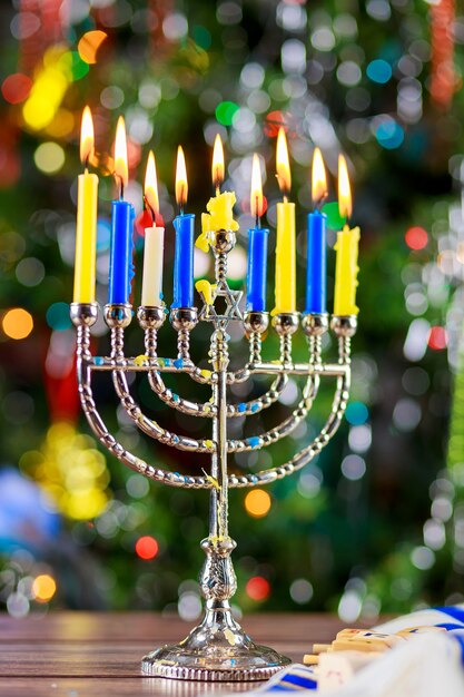 Foto gelukkig chanoeka rustig beeld van joodse feestdag hanukkah met menora met het nachtzicht uit focusl