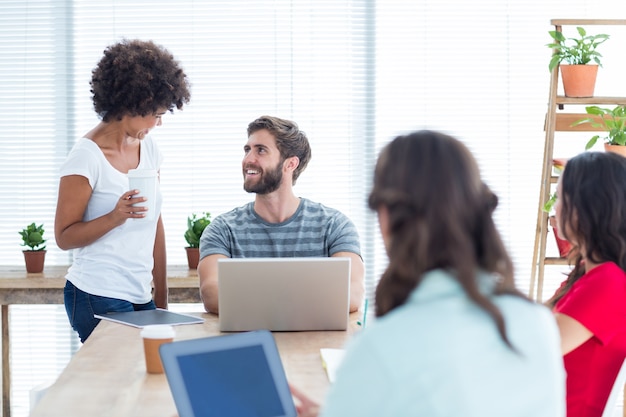 Gelukkig commercieel team dat samenwerkt