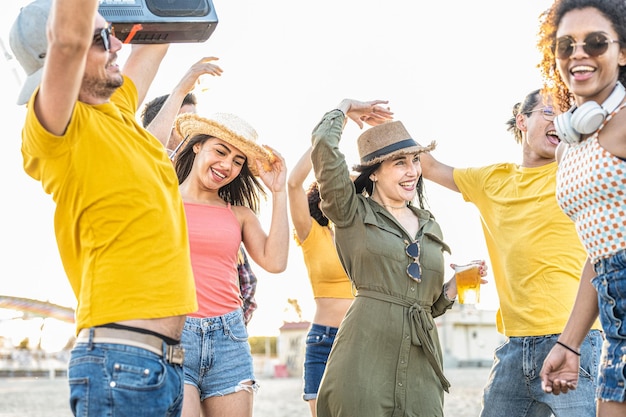 Gelukkig dansen mooie mensen generatie z levensstijl strandfeest