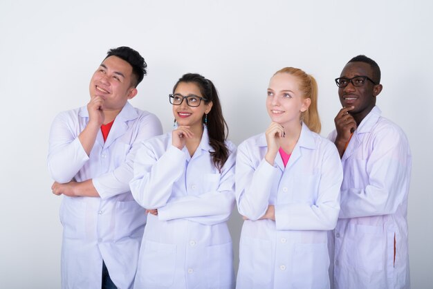 gelukkig diverse groep multi-etnische artsen glimlachen