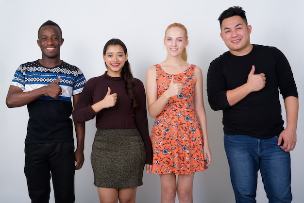 gelukkig diverse groep multi-etnische vrienden glimlachen