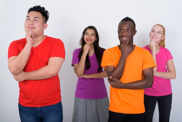 gelukkig diverse groep multi-etnische vrienden glimlachen