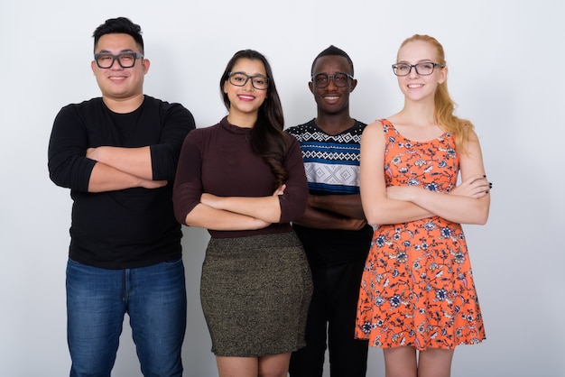 gelukkig diverse groep multi-etnische vrienden glimlachen