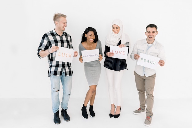 Gelukkig diverse mensen met plezier, praten, staande op een witte achtergrond