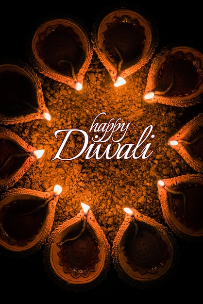 Gelukkig Diwali-wenskaartontwerp met mooie verlichte Diya OF Clay-olielampen