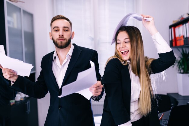 Gelukkig dolgelukkig personeelsgroep lach geniet van het dansconcept van het overwinningskantoor