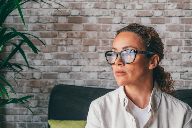 Gelukkig doordachte duizendjarige zakenvrouw in casual kijken naar raam met peinzende dromerige glimlach denken aan werk project toekomstvisie ambitieuze carrièreplanning doelen Head shot portraitxA