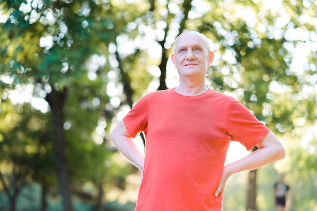 Gelukkig doordachte senior man in het park