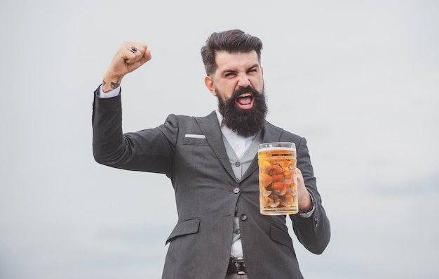 Gelukkig elegante man bier drinken Opgewonden brouwer met glas met bier Expressie emoties