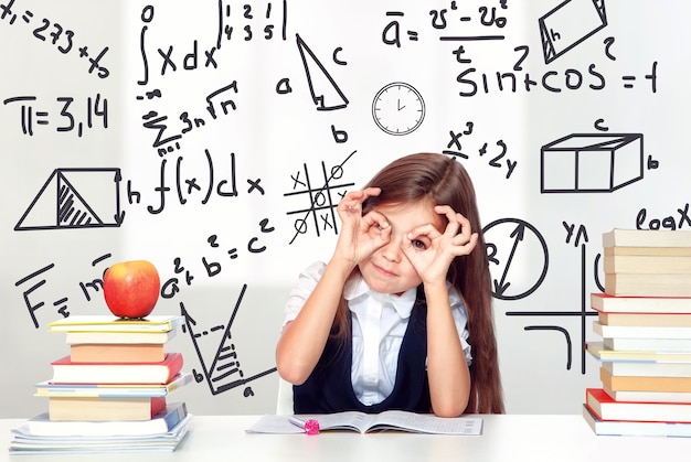 Gelukkig en schattig tiener schoolmeisje dat plezier heeft op school.