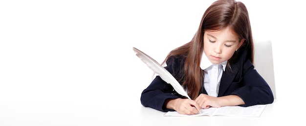 Gelukkig en schattig tienerschoolmeisje schrijft in een boek of notitieboekje