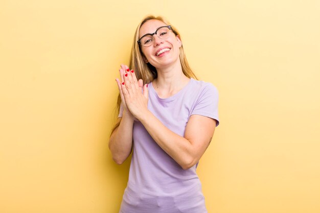 Gelukkig en succesvol voelen glimlachen en klappen in handen die felicitaties zeggen met een applaus