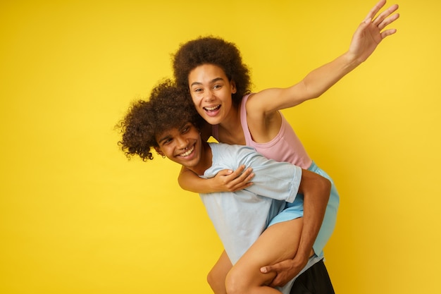 Gelukkig en zorgeloos vriendje en vriendinnetje spelen samen