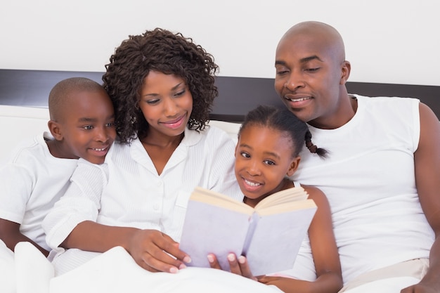 Gelukkig familie leesboek samen in bed