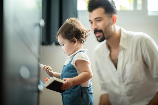 Gelukkig familieconcept met de levensstijl van de vader en de zoon van de kinderjaren thuis samen