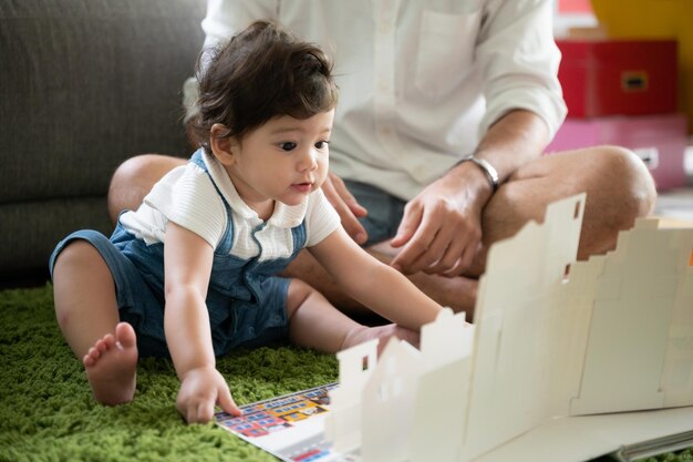 Gelukkig familieconcept met de levensstijl van de vader en de zoon van de kinderjaren thuis samen