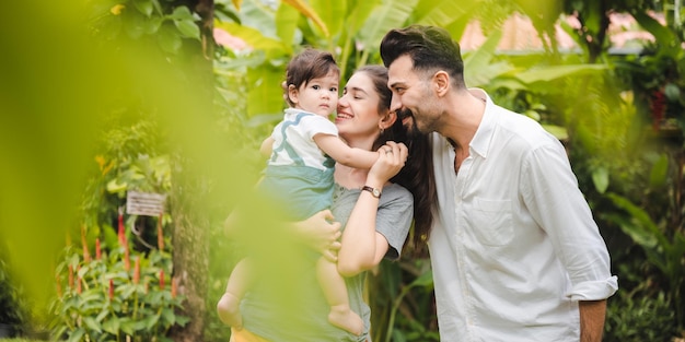 Gelukkig familieconcept met vader en zoon, kinderlevensstijl samen thuis