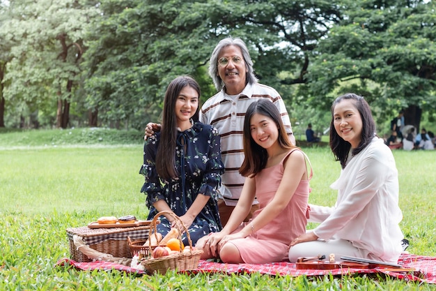 Gelukkig familieplezier samen in de tuin in de zomer.