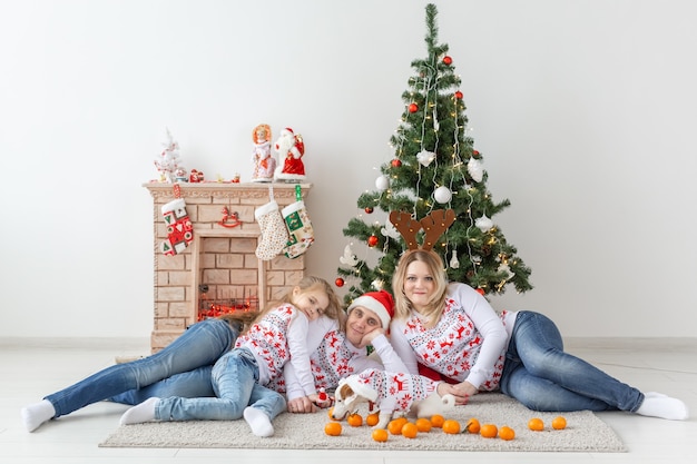 Gelukkig familieportret door kerstboom