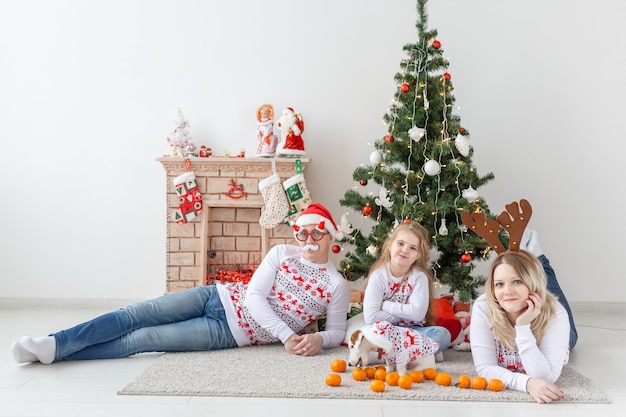 Gelukkig familieportret door kerstboom