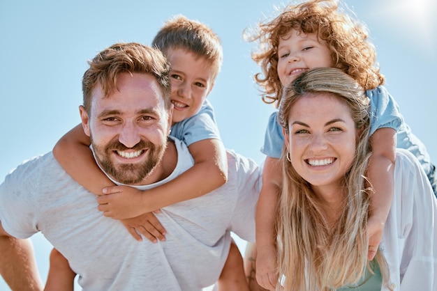 Gelukkig familieportret en meeliften in de zomerzon glimlach en blij voor de hechting, ontspanning en vrijheid Familiegeluk en kinderen met mama papa en liefde op vakantie-avontuur met lucht in Cancun