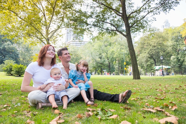 Gelukkig familieportret in het park