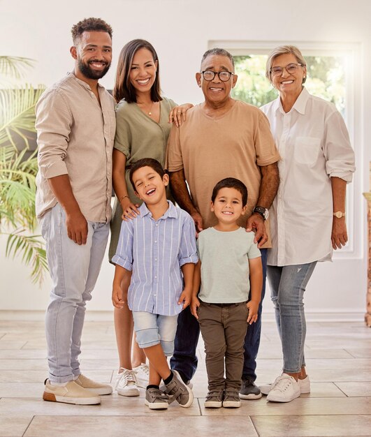 Gelukkig familieportret met kinderen, ouders en grootouders met een glimlach in het huis van brazilië Geluk familie en generaties mannen, vrouwen en kinderen die samen tijd doorbrengen en leuke herinneringen maken