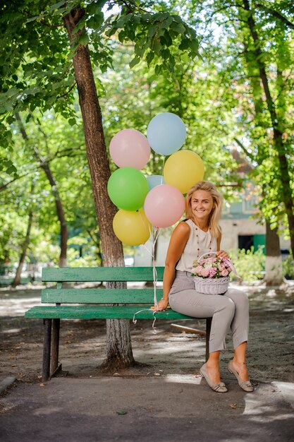 Gelukkig feestvarken met mooie bloemen en ballons