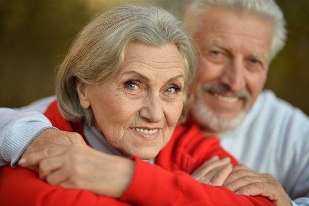 Gelukkig fit senior koppel in herfstpark