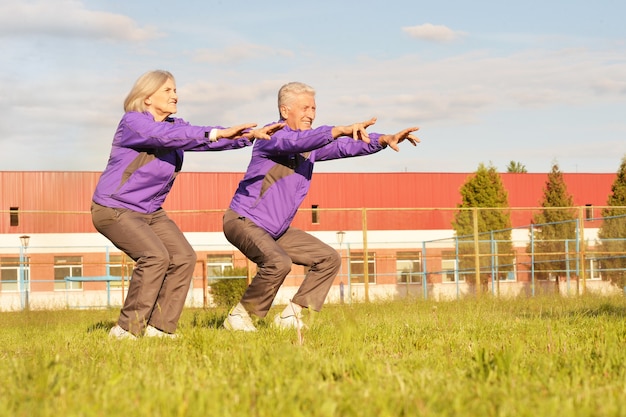 Foto gelukkig fit senior koppel trainen in het park