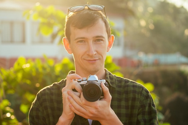 Gelukkig freelancer surfer zakenman met camera ontspannen op de beach.freelance en remote work.happy fotograaf mannelijke freelancen en surfen in de zomervakantie zee