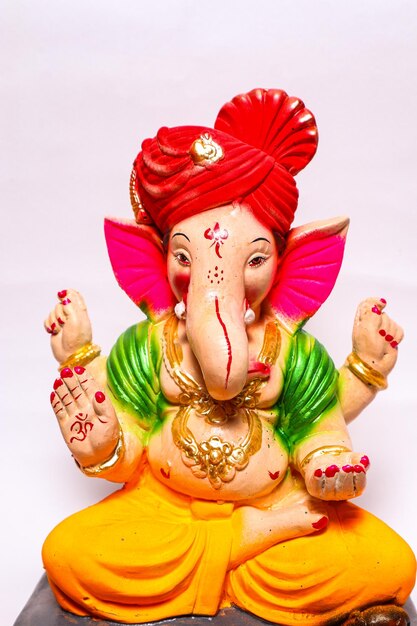 Gelukkig Ganesh Chaturthi-wenskaartontwerp met lord ganesha-idool