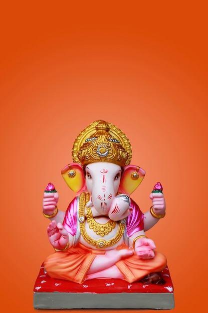 Gelukkig Ganesh Chaturthi-wenskaartontwerp met lord ganesha-idool