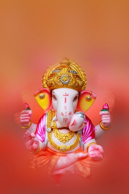 Gelukkig Ganesh Chaturthi-wenskaartontwerp met lord ganesha sclupture