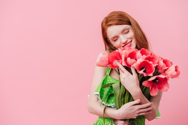 Gelukkig gember vrouw met boeket bloemen